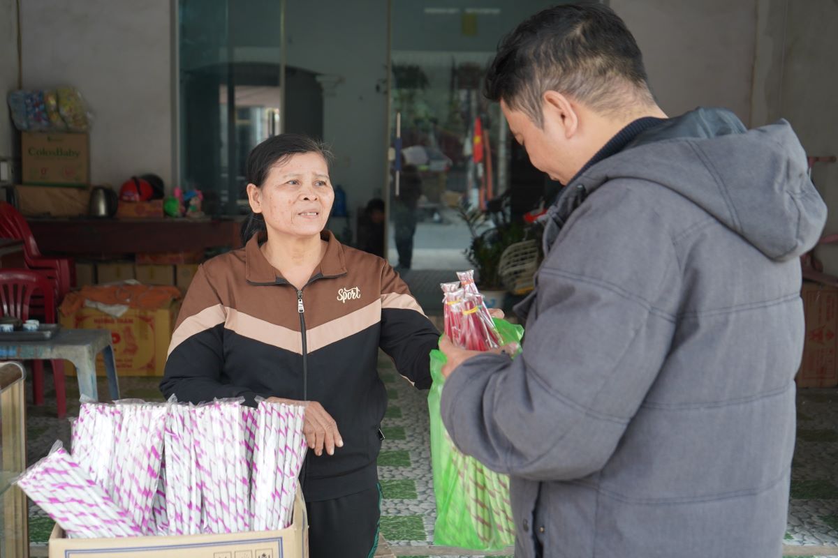 Vu Tet, gia dinh ba Bui Thi Thuan san xuat hang van nen huong bai, chuyen den tay khach hang gan, xa. Anh: Mai Dung