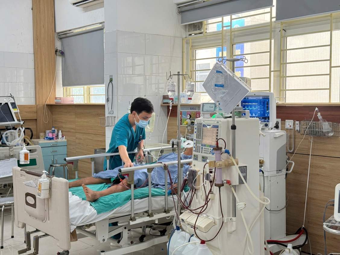 A patient with methanol poisoning is undergoing blood filtration at the Poison Control Center (Bach Mai Hospital). Photo: Nguyen Ha