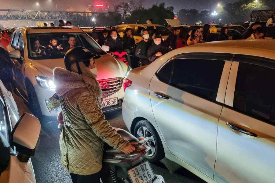 Nhieu nguoi dan to ra ngan ngam khi cho rat lau nhung van khong the di chuyen duoc qua khu vuc nay.