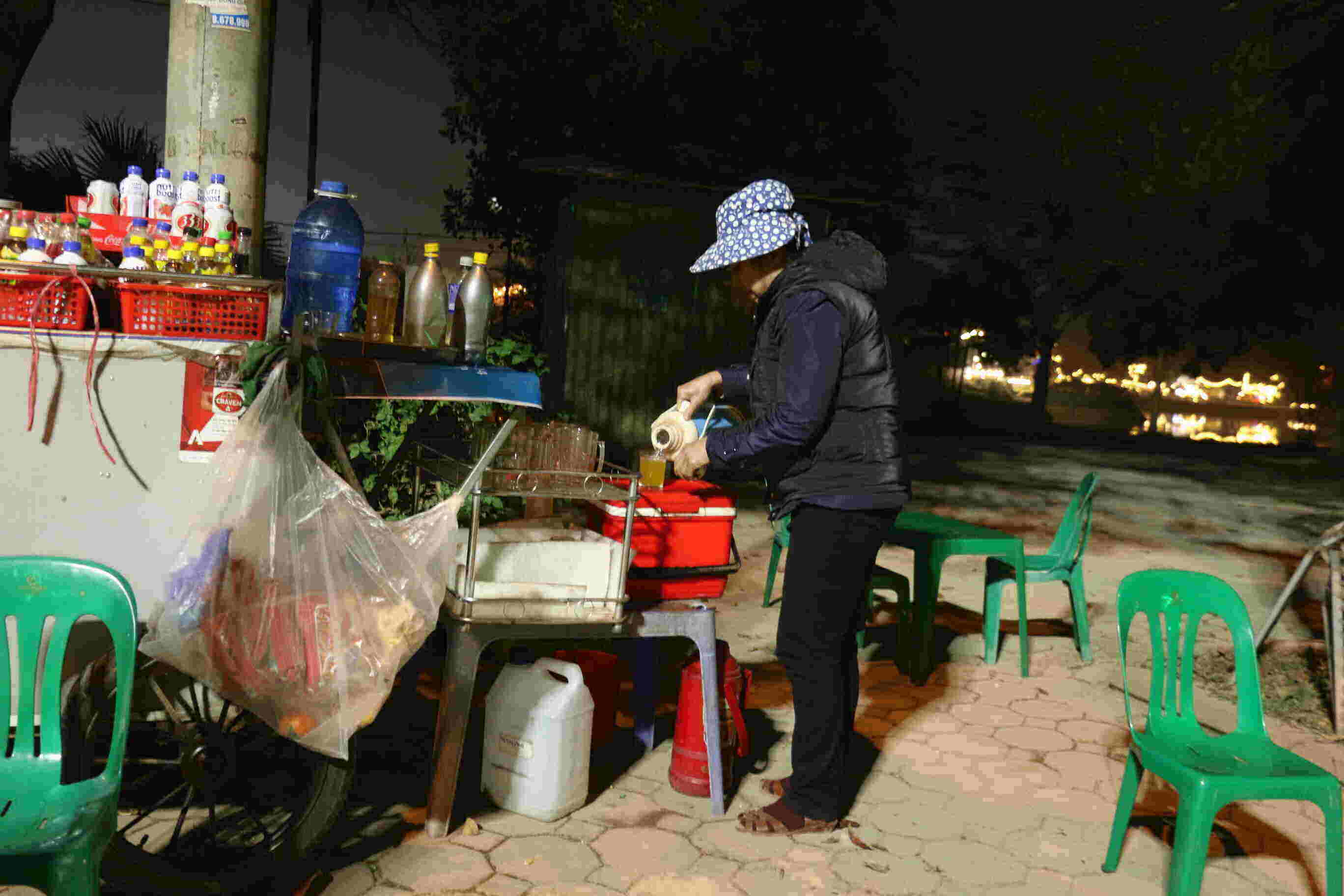 Co Oanh mot minh trong dem giao thua de don hang nuoc. Anh: Yen San