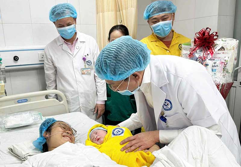 Prof. Dr. Nguyen Duy Anh - Director of the Central Maternity Hospital - and the entire team happily welcomed the first baby born by natural birth at the hospital. Photo: Provided by the hospital