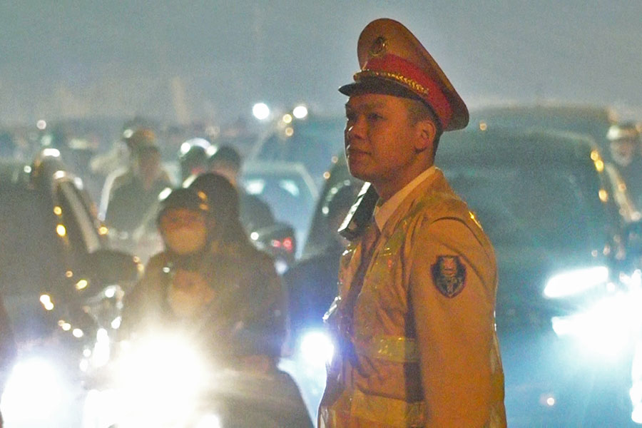 People excitedly go to watch fireworks, traffic police stay on the road all night
