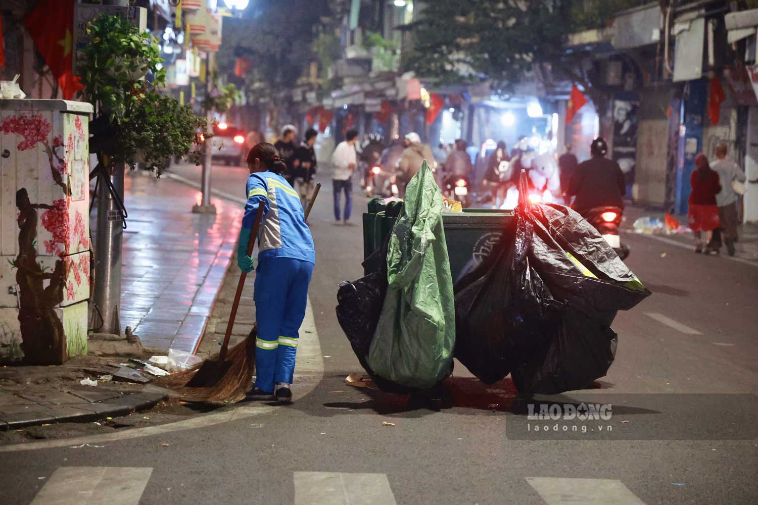 Tuy nhiên, do khu vực cần dọn dẹp, vệ sinh rộng và số lượng rác nhiều nên điều này cũng gây khó cho những người dọn dẹp, một số khu vực vẫn khó để thu dọn nhanh.