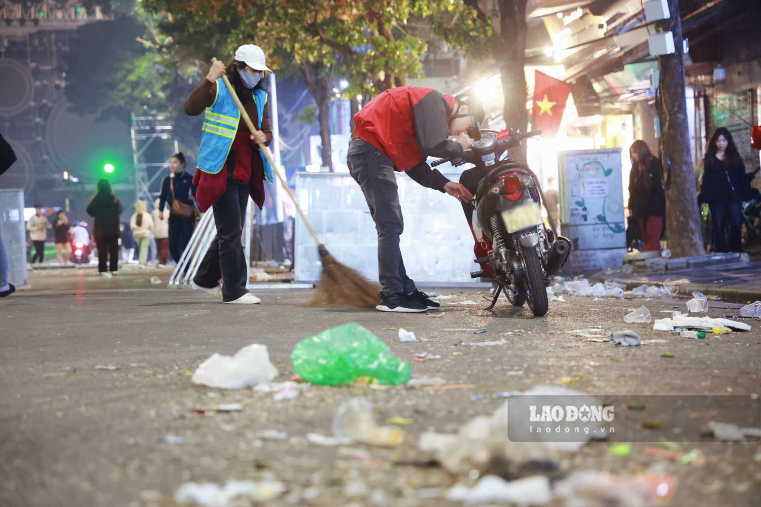 Khoảnh khắc giao thừa chuyển giao giữa năm cũ và năm mới 2025 đã thu hút hangg nghìn người dân đổ về quanh khu vực Hồ Gươm để ngắm pháo hoa. Tuy nhiên, sau khi dòng người rời đi, nhiều nơi lại 'ngập' rác.