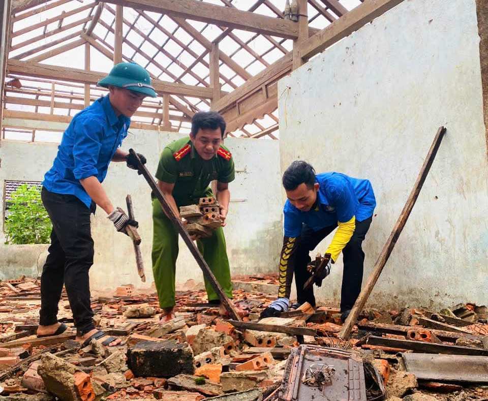 Đoàn viên thanh niên huyện Ba Tơ, tỉnh Quảng Ngãi hỗ trợ người dân xóa nhà tạm, nhà dột nát trên địa bàn huyện. Ảnh: Tỉnh đoàn Quảng Ngãi