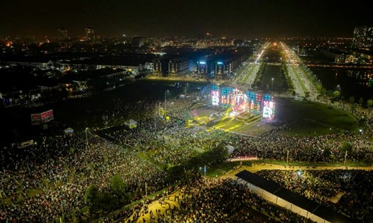 Năm nay, địa điểm tổ chức Countdown Huế được thay đổi, từ ngã sáu Hùng Vương thường lệ nay tổ chức tại vị trí mới. Việc tổ chức ở địa điểm mới, giúp việc di chuyển của người dân, du khách được thuận tiện, rộng rãi hơn rất nhiều. Do đó, tình trạng ùn ứ giao thông giảm bớt đáng kể. Ảnh: Lê Hoàng