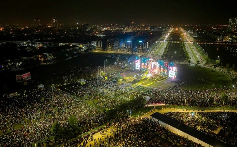 This year, the venue for Countdown Hue has been changed, from the usual Hung Vuong intersection to a new location. The new location makes it much more convenient and spacious for people and tourists to travel. Therefore, traffic congestion has been significantly reduced. Photo: Le Hoang