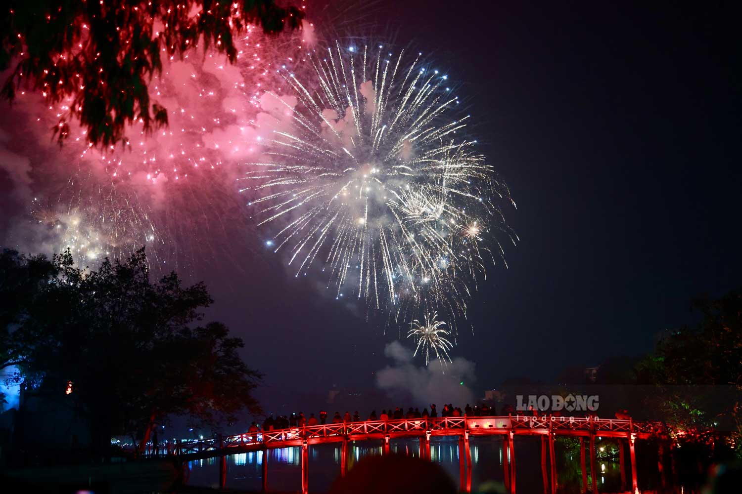 Phao hoa ruc ro tren bau troi Ha Noi trong nhung thoi khac dau tien cua nam moi 2025. Anh: To The