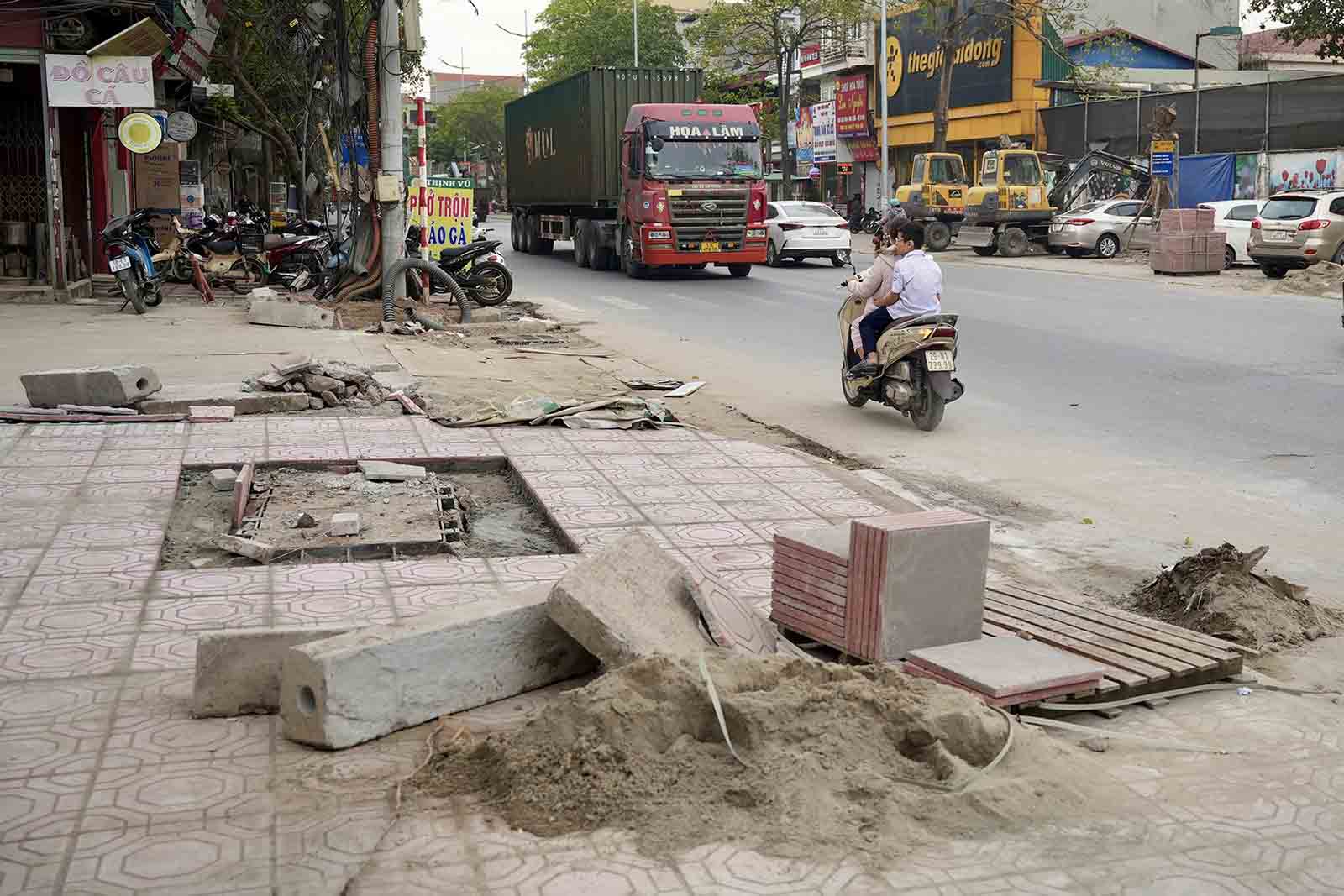 Nhieu doan via he Quoc lo 1A doan qua huyen Gia Lam dang duoc cai tao. Anh: Huu Chanh