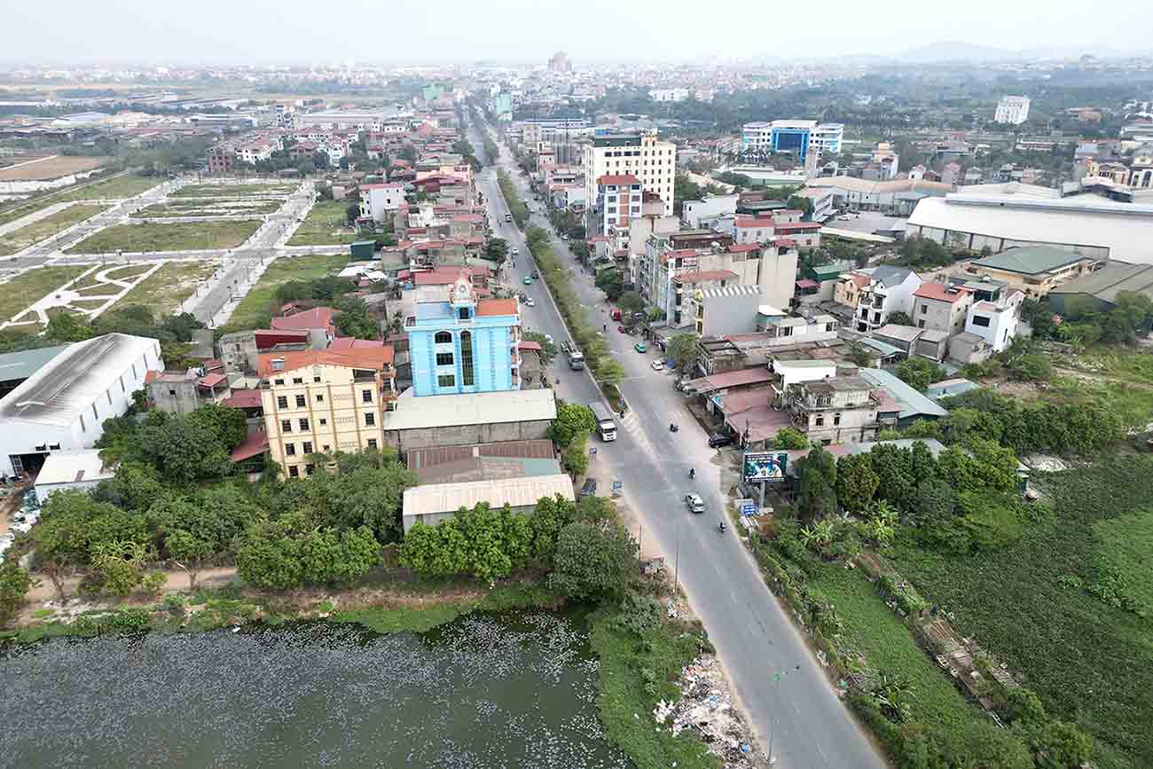 Tuyen duong thuong xuyen xay ra tinh trang un tac giao thong, tiem an nguy co mat an toan giao thong do su thay doi mat cat duong giua Bac Ninh va Ha Noi. Trong anh la Quoc lo 1A doan qua Bac Ninh co mat cat ngang khoang 40m, dam bao 6 lan xe. Anh: Huu Chanh