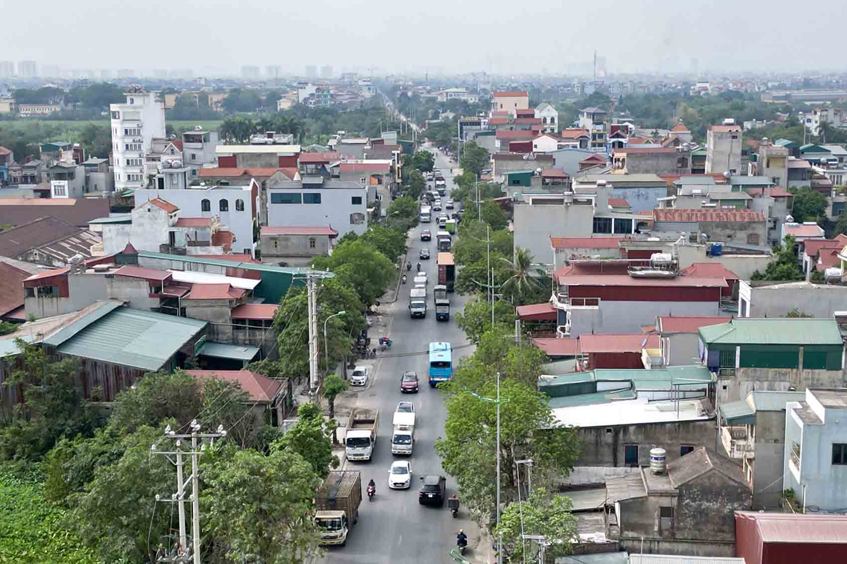 Trong khi do Quoc lo 1A doan qua huyen Gia Lam hien chi rong 8-10m, khong dai phan cach nhung tiep nhan luu luong phuong tien rat lon moi ngay. Anh: Huu Chanh