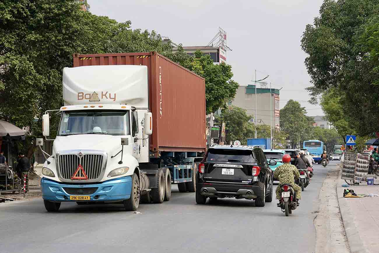 Container chay nuom nuop tren tuyen. Anh: Huu Chanh