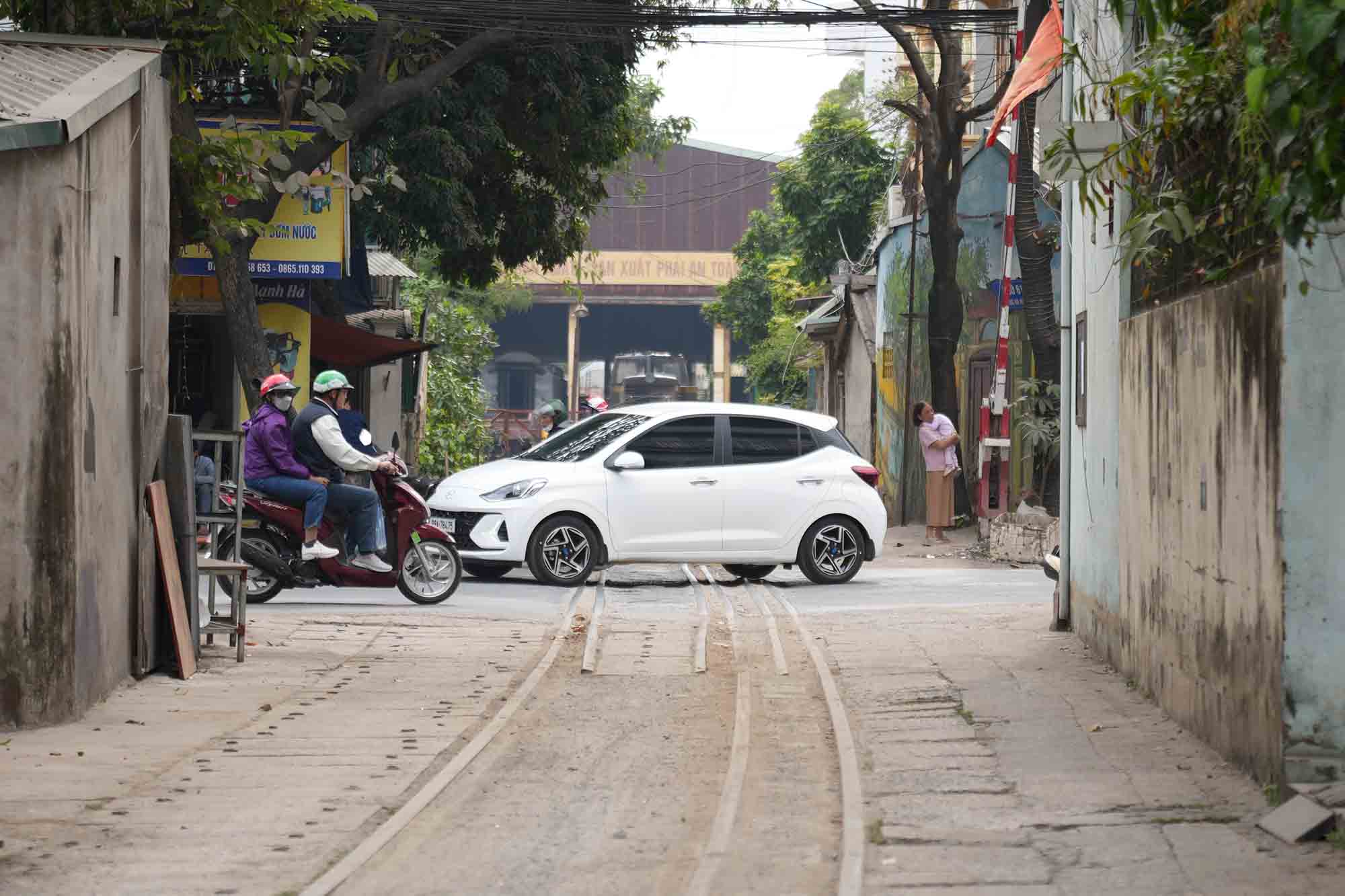 Duong sat cat ngang Quoc lo 1A Gia Lam. Anh: Huu Chanh