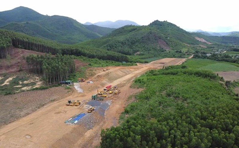 Localities are focusing on clearing the land for the Khanh Hoa - Buon Ma Thuot expressway project so that contractors can speed up construction progress. Photo: Huu Long