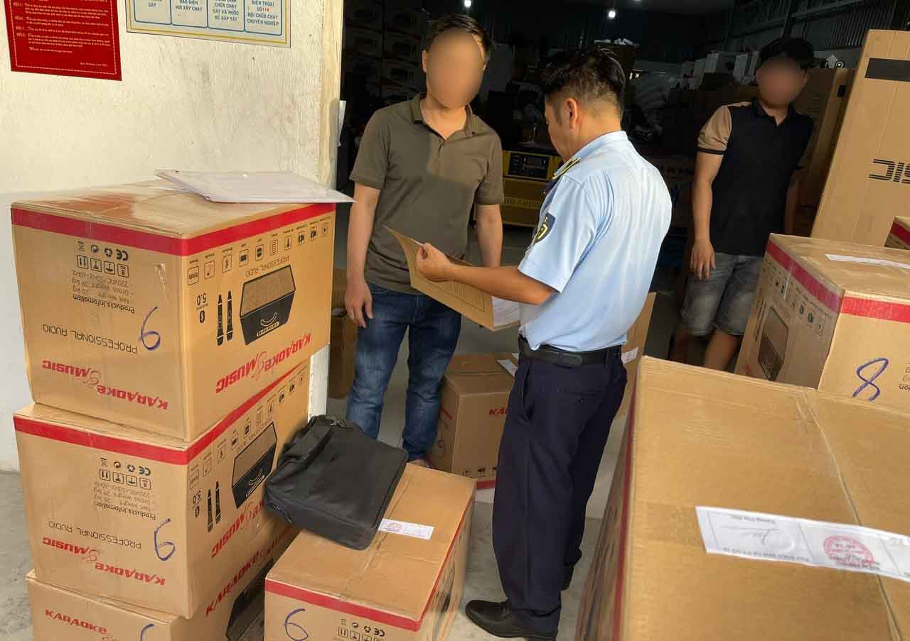 Market Management Team No. 18 discovered a violation of counterfeit goods trading. Photo: Ho Chi Minh City Market Management Department