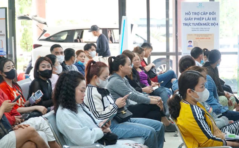 Health check-up for online driver's license renewal at Hospital 199. Photo: Song Han