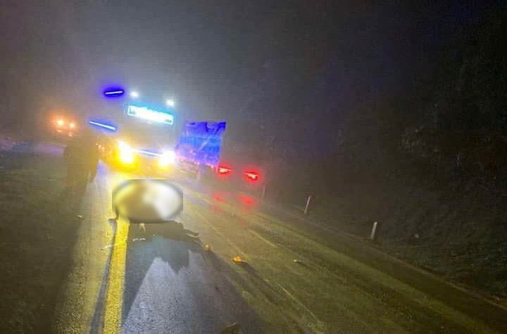 The scene of the accident on National Highway 6 through Hoa Binh province. Photo: Provided by local residents