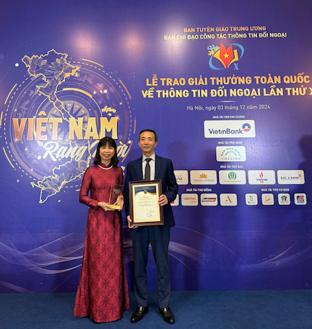 Ba Pham Thi Kim Hoa – Vu truong Vu Thong tin Van hoa, UBNN ve NVNONN va Ong Nguyen Chi Binh – Pho Tong Giam doc NXBGDVN voi Giai thuong toan quoc ve thong tin doi ngoai lan thu X  