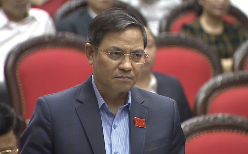 Delegate Hoang Van Thang (Yen Khanh) asked a question at the Ninh Binh Provincial People's Council meeting. Photo: Xuan Hung
