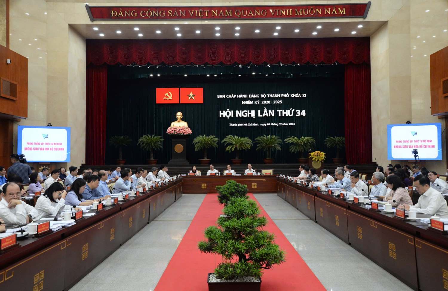 Ho Chi Minh City Party Executive Committee meeting on the morning of December 4. Photo: Minh Quan