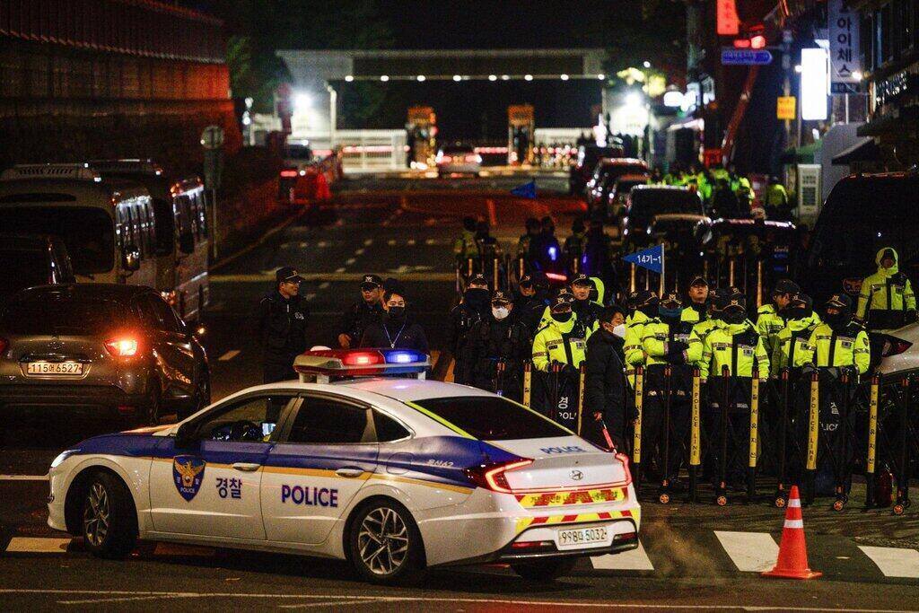 Police set up barricades on the road leading to the South Korean Presidential Office and the South Korean Ministry of Defense after President Yoon Suk Yeol declared martial law. Photo: AFP