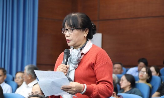 Bà Hồ Thị Tuyết Hạnh, cử tri phường Hòa Khánh Nam, quận Liên Chiểu, TP Đà Nẵng nêu kiến nghị tại buổi Tiếp xúc cử tri. Ảnh: Nguyễn Linh