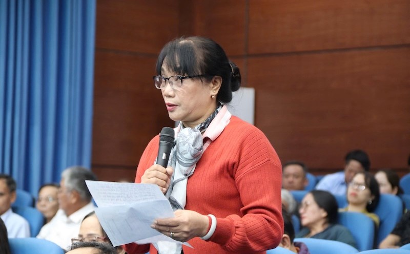 Ms. Ho Thi Tuyet Hanh, a voter of Hoa Khanh Nam ward, Lien Chieu district, Da Nang city, made a request at the Voters' Meeting. Photo: Nguyen Linh