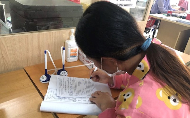 Workers complete procedures to receive unemployment benefits. Illustration photo: Bao Han