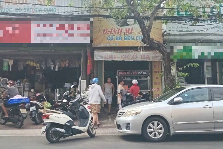 Banh mi - xoi shop was fined for causing food poisoning on the morning of November 27. Photo: Thanh An