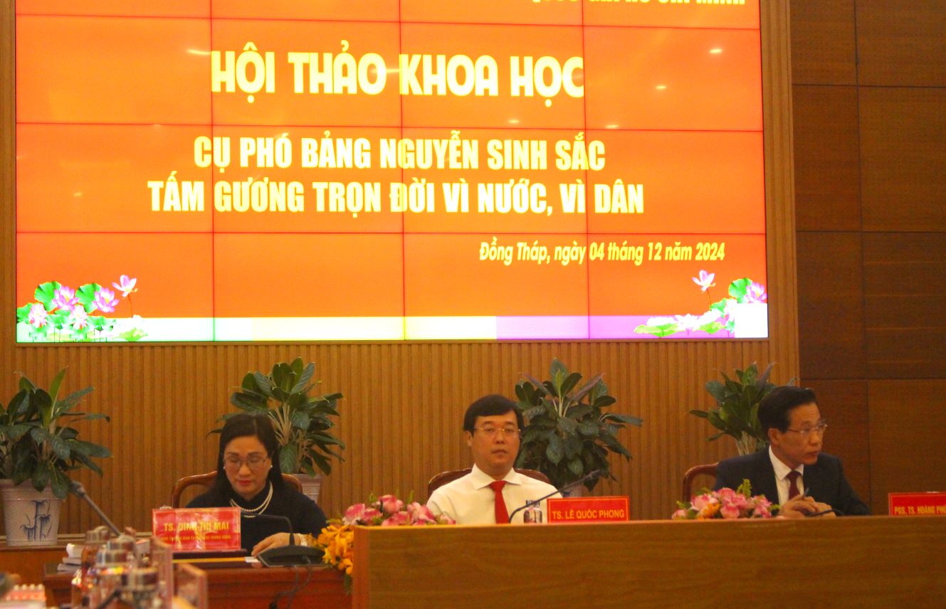 Chairing the workshop. Photo: Lam Dien