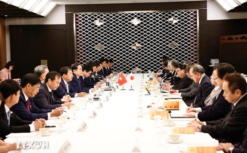 National Assembly Chairman Tran Thanh Man had a working breakfast with the Japan Federation of Economic Organizations (Keidanren) chaired by the two co-chairs of the Japan-Vietnam Economic Committee of Keidanren. Photo: VNA