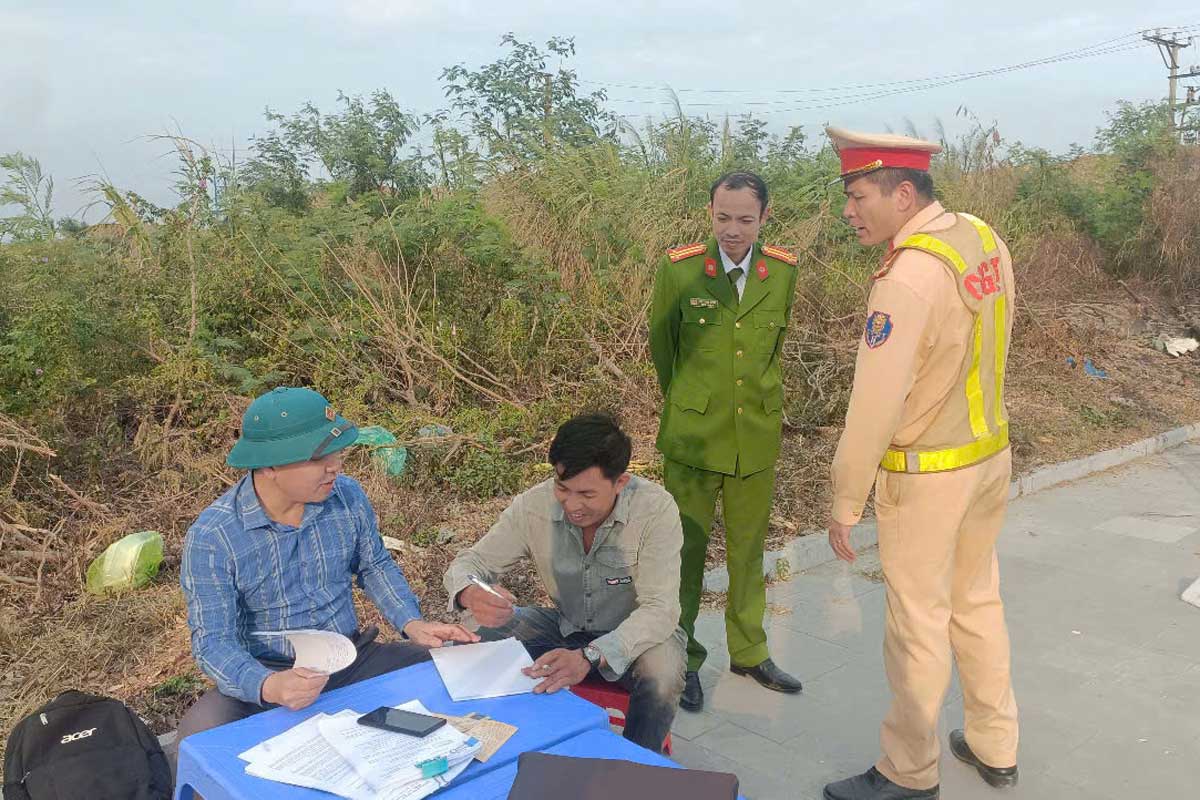 Lực lượng chức năng TP Hạ Long tuyên truyền, hướng dẫn lái xe ký cam kết bảo vệ môi trường. Ảnh: Đoàn Hưng