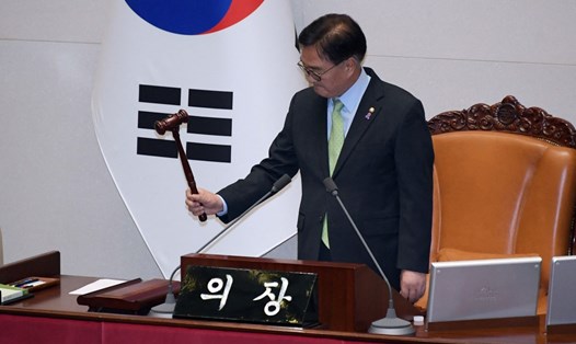 Chủ tịch Quốc hội Hàn Quốc Woo Won-shik thông qua yêu cầu dỡ bỏ lệnh thiết quân luật mà Tổng thống Hàn Quốc ban bố. Ảnh: AFP