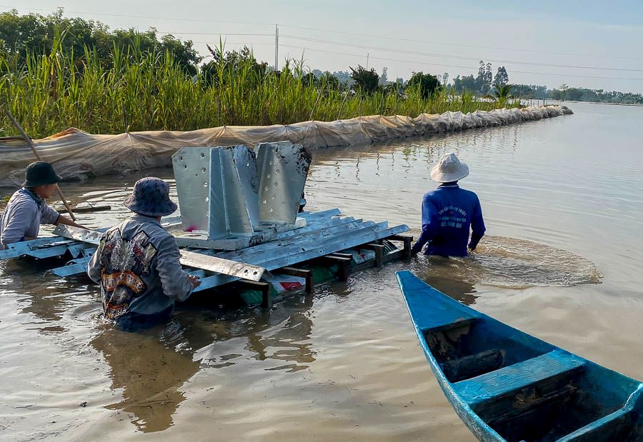 Quá trình triển khai dự án trong những tháng cuối năm, nhiều khu vực là mùa nước dâng, mưa lớn gây không ít gian nan, thử thách trong công tác thi công cũng như vận chuyển thiết bị, vật tư.