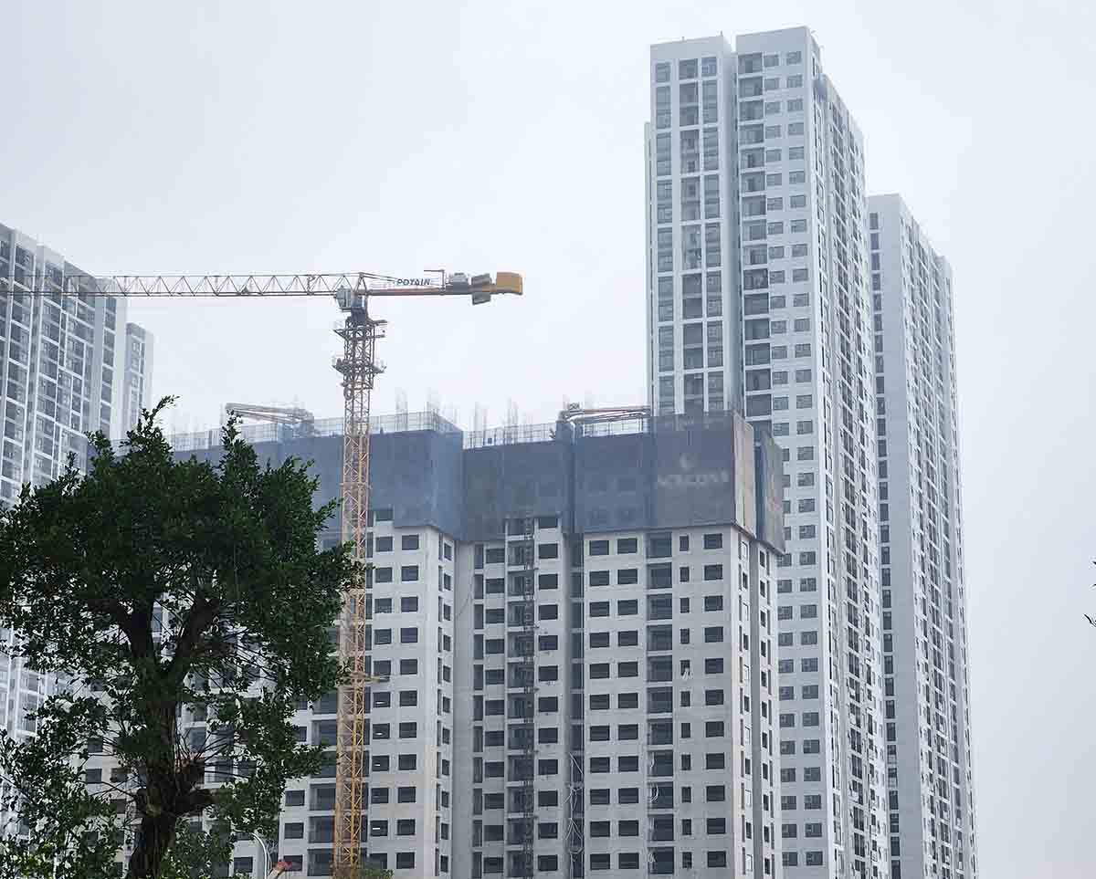 Many rich people are hesitating between investing in land or apartments. Photo: Cao Nguyen.