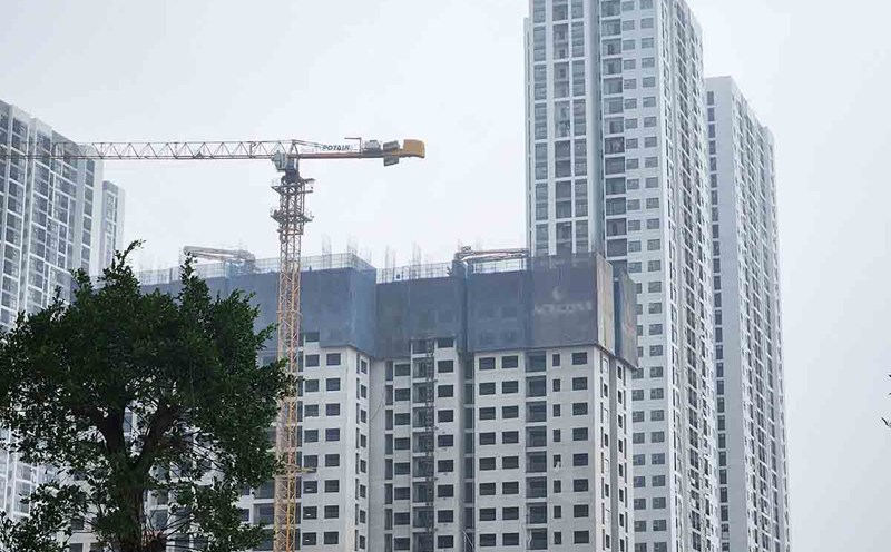 Many rich people are hesitating between investing in land or apartments. Photo: Cao Nguyen.