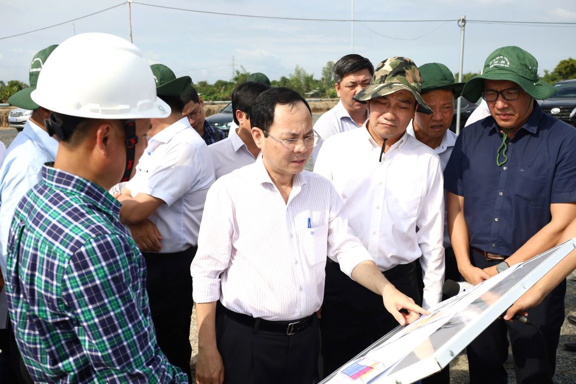 Bi thu Thanh uy Can Tho Nguyen Van Hieu kiem tra tien do thuc hien khu TDC. Anh: Ta Quang