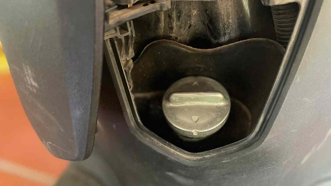 Scooter users should avoid some common mistakes when pumping gas. Photo: Ngoc Diep