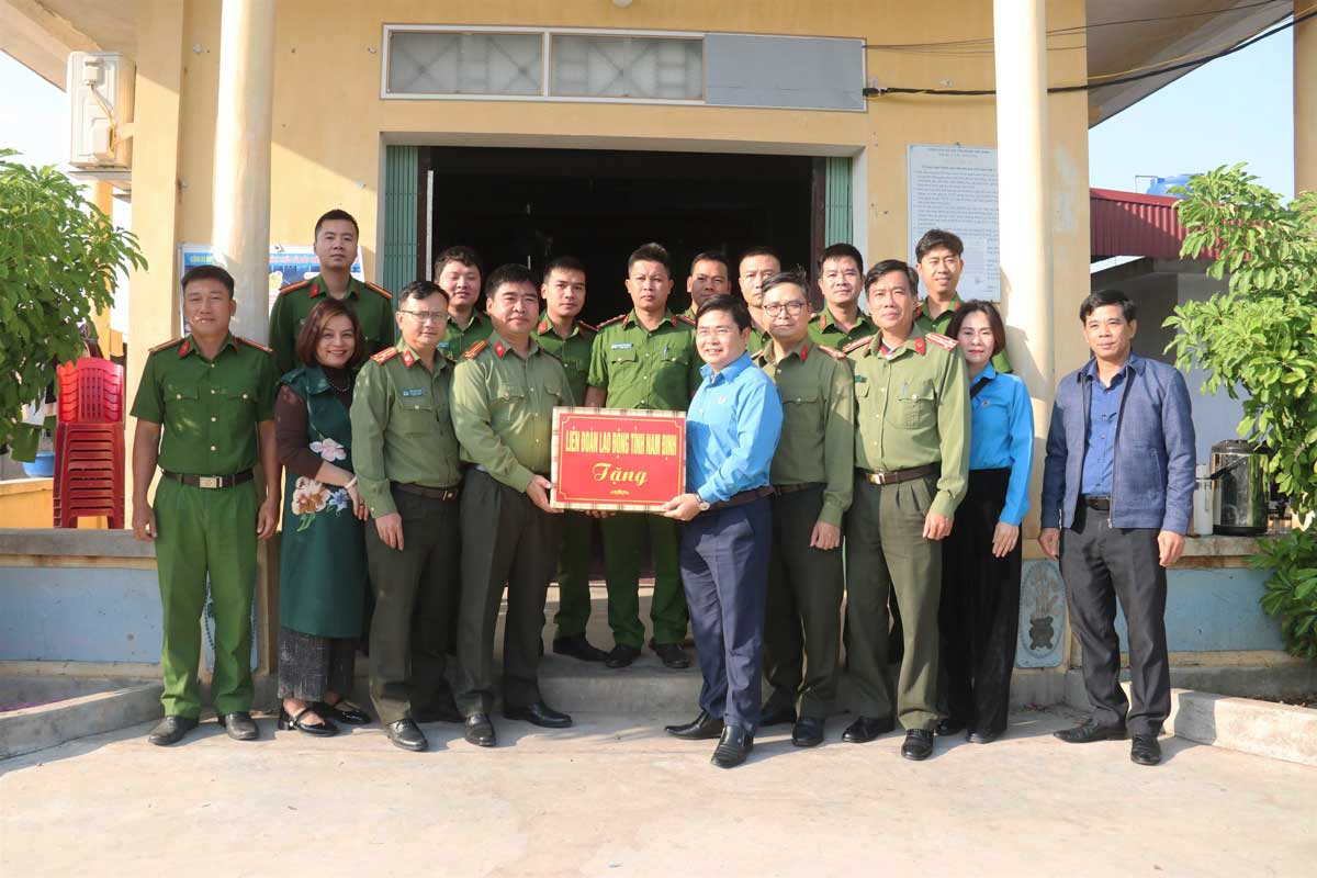 Mr. Hoang Dinh Trung - Chairman of Nam Dinh Provincial Labor Federation visited and presented gifts to police officers and soldiers working in Con Xanh area (Nghia Hung district). Photo: Nam Dinh Labor Federation