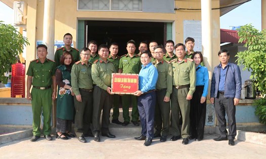 Ông Hoàng Đình Trung - Chủ tịch LĐLĐ tỉnh Nam Định thăm hỏi, tặng quà các cán bộ, chiến sĩ công an làm việc tại khu vực Cồn Xanh (huyện Nghĩa Hưng). Ảnh: LĐLĐ Nam Định