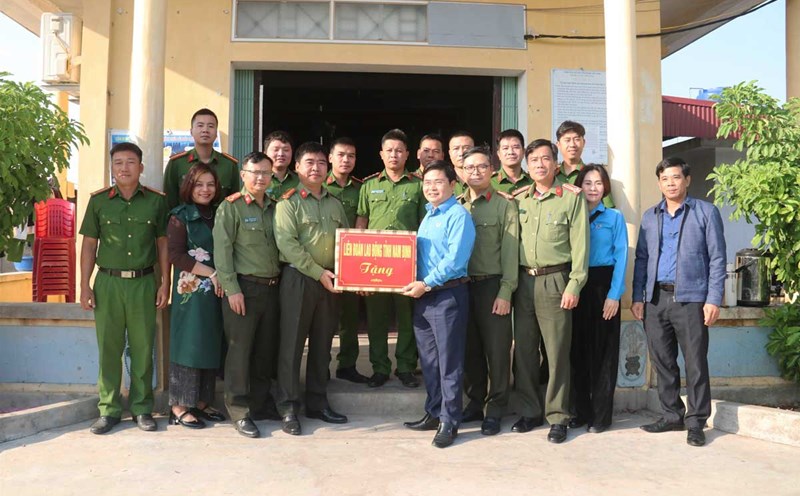 Mr. Hoang Dinh Trung - Chairman of Nam Dinh Provincial Labor Federation visited and presented gifts to police officers and soldiers working in Con Xanh area (Nghia Hung district). Photo: Nam Dinh Labor Federation