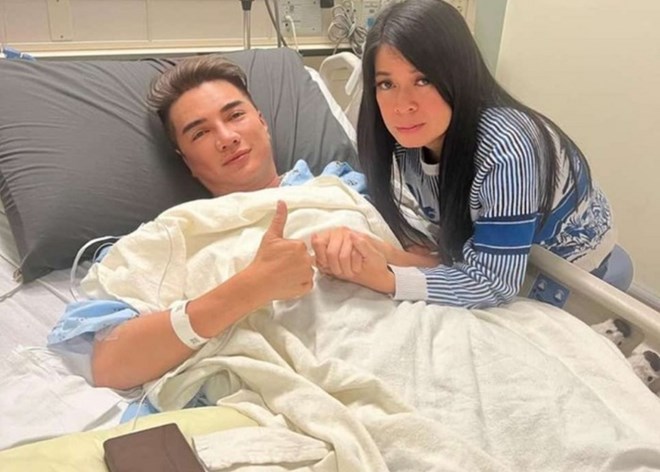 Dam Vinh Hung had an accident while singing at singer Bich Tuyen's house. Photo: Character provided