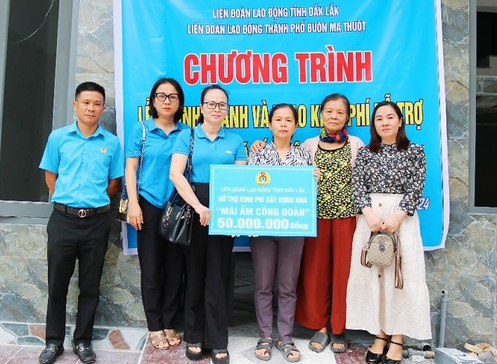 The Labor Federation of Buon Ma Thuot City (Dak Lak Province) awarded funding to support the construction of a "Union Shelter" for union member Nguyen Nu Mi Sa. Photo: Bao Trung