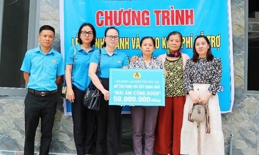 Liên đoàn Lao động thành phố Buôn Ma Thuột (tỉnh Đắk Lắk) trao kinh phí hỗ trợ xây dựng "Mái ấm Công đoàn" cho đoàn viên Nguyễn Nữ Mi Sa. Ảnh: Bảo Trung