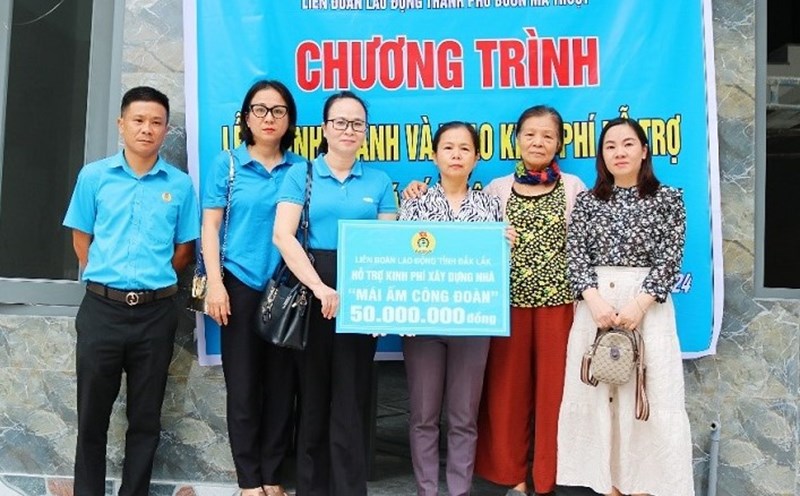 The Labor Federation of Buon Ma Thuot City (Dak Lak Province) awarded funding to support the construction of a "Union Shelter" for union member Nguyen Nu Mi Sa. Photo: Bao Trung