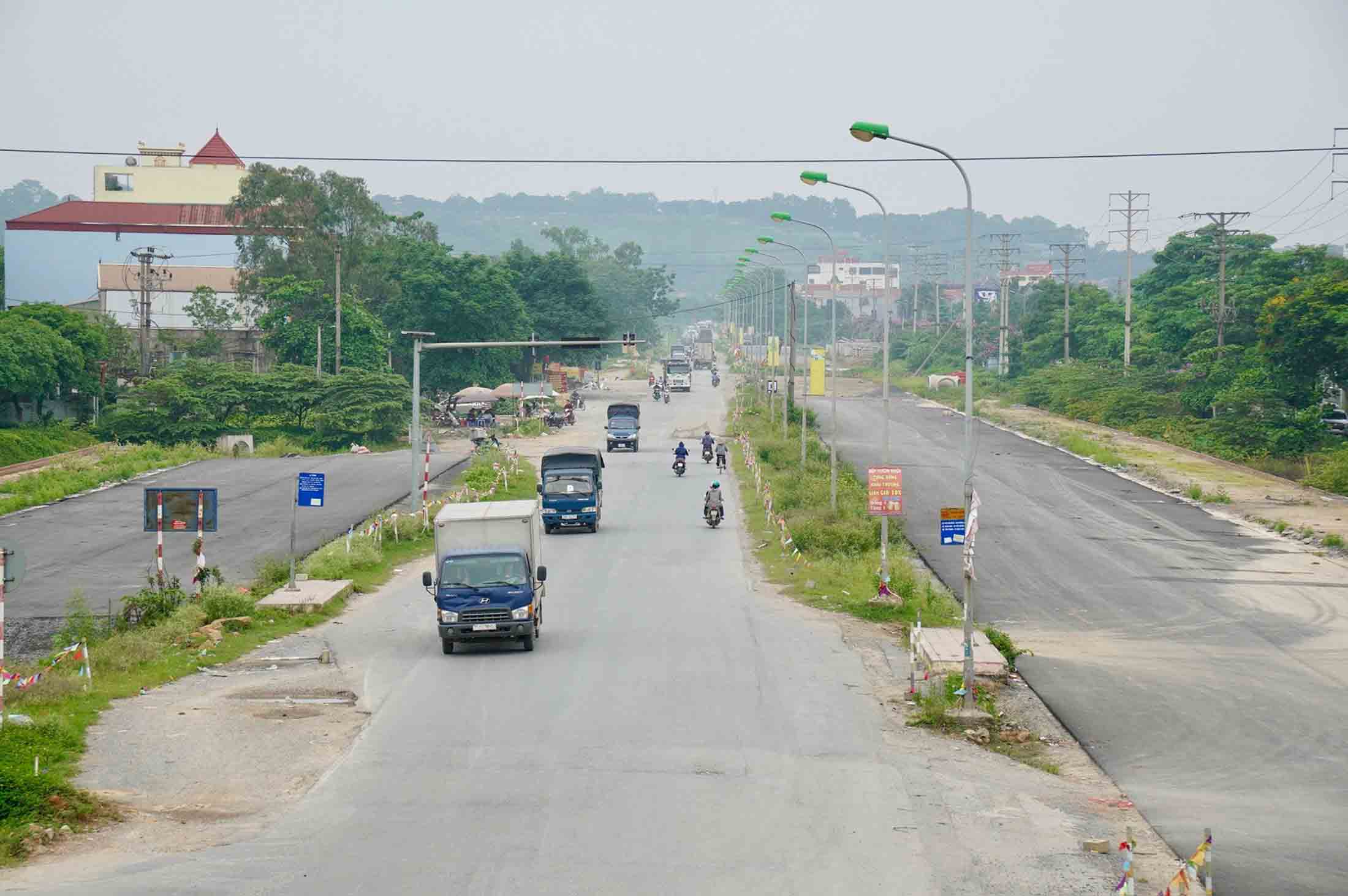 National Highway 6, section through Phu Nghia commune (Chuong My district) is being expanded to 60m, 10 lanes. Photo: Huu Chanh