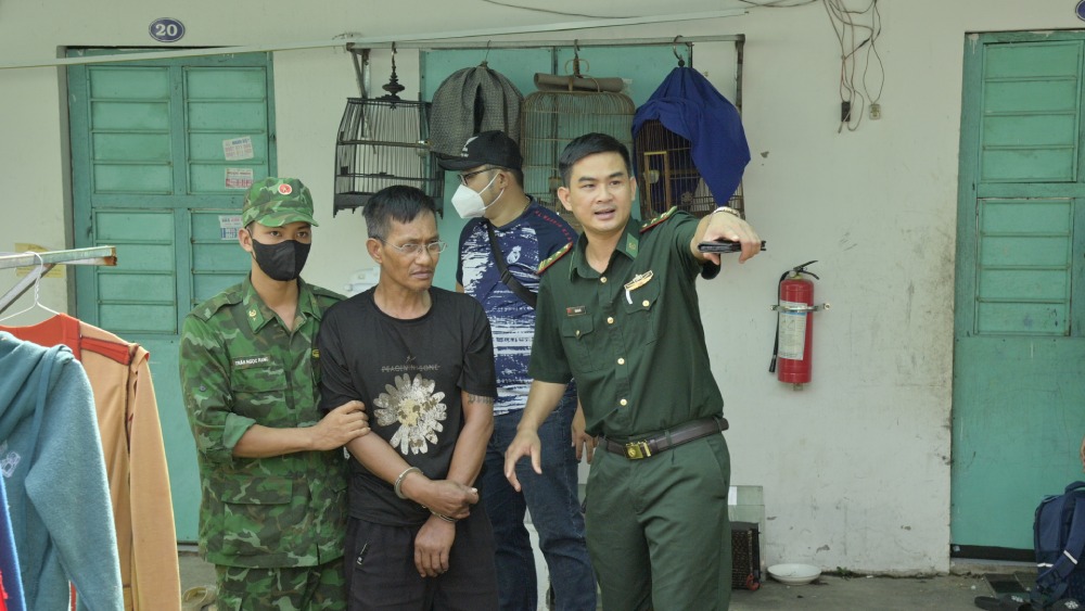 Lieutenant Colonel Tran Van Tu (right cover) directly commanded and participated in catching drug criminals in Phu Quoc City. Photo: Provided by Border Guard