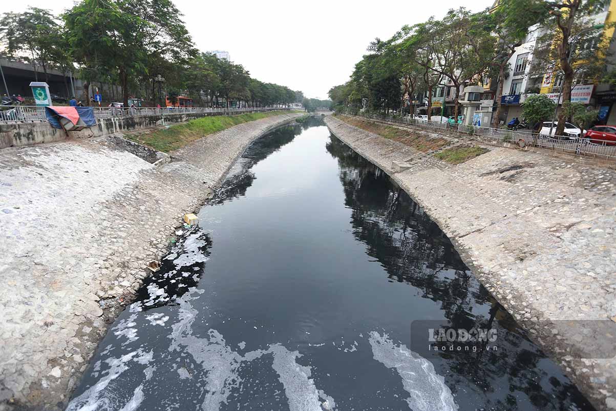 Song To Lich voi chieu dai 14,6km, chay qua 6 quan, huyen: Ba Dinh, Cau Giay, Dong Da, Thanh Xuan, Hoang Mai, Thanh Tri va la truc tieu thoat nuoc chinh cua Ha Noi.