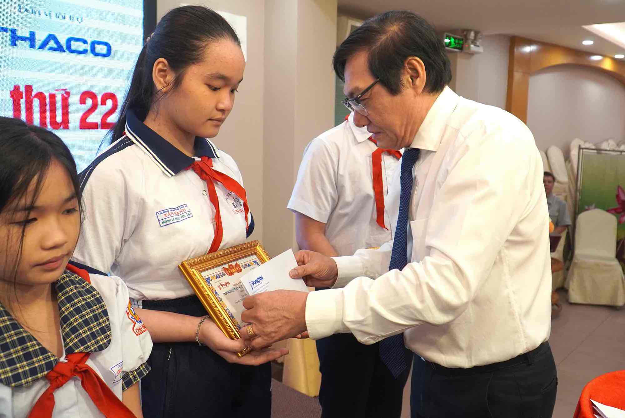 Vice Chairman of Dong Nai Provincial People's Committee Nguyen Son Hung awarded scholarships to students. Photo: HAC