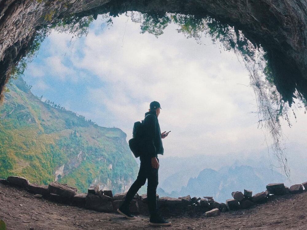 Biết đến Hà Giang là một trong những nơi có thiên nhiên hùng vĩ, lại sẵn tình yêu dành cho du lịch, anh Trần Văn Sơn (27 tuổi, Hà Nội) đã dành hẳn một tuần để khám phá nơi đây, đặc biệt là dành thời gian chinh phục vách đá trắng huyền thoại. Ảnh: NVCC